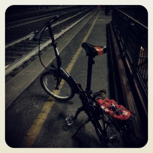 La mia nuova folding bike Dahon sulla linea gialla della pensilina di Sesto.